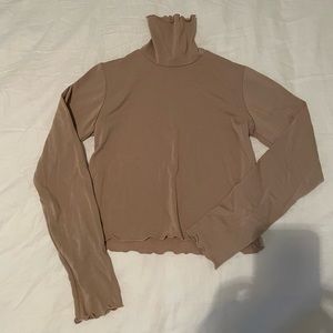 Beige turle neck oak and fort